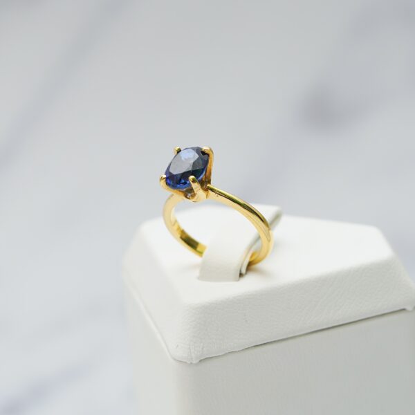 Oval Sapphire Solitaire Ring - Image 4