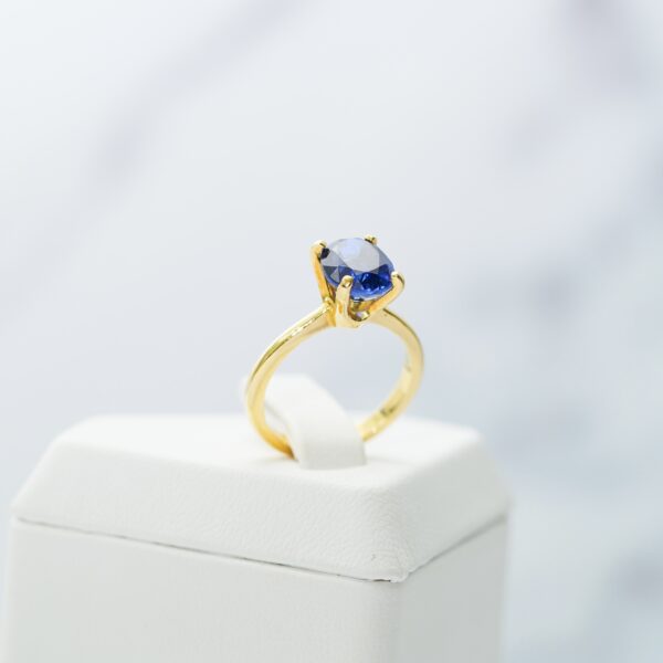 Oval Sapphire Solitaire Ring - Image 3