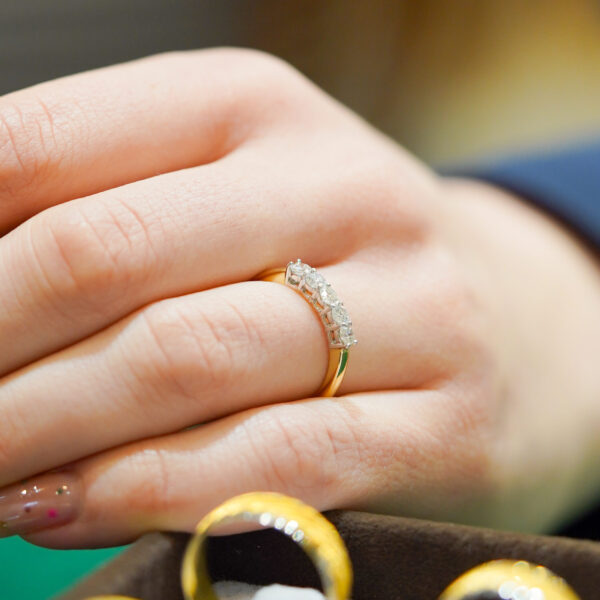 9K Yellow Gold 5 Stone Diamond Ring - Image 4