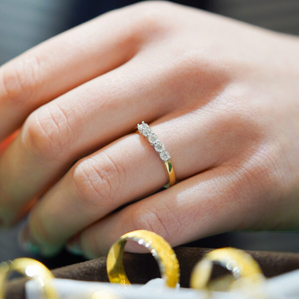 9K Yellow Gold 5 Stone Diamond Ring - Image 2